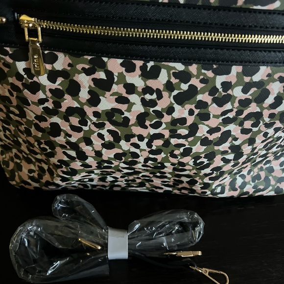 NWT Trina Turk Floral Printed Tote Double Handled Detachable Shoulder Strap. - Picture 3 of 3